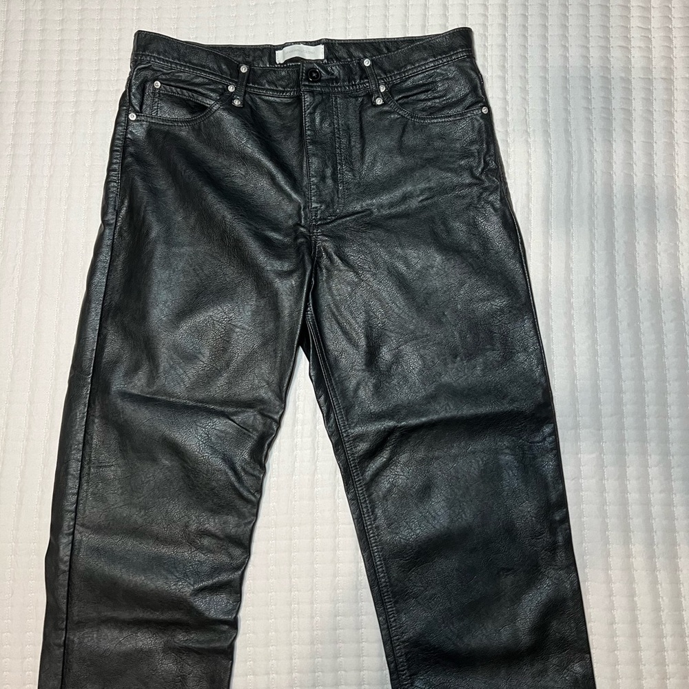 MEN’S BLACK FAUX LEATHER PANTS, 32/32